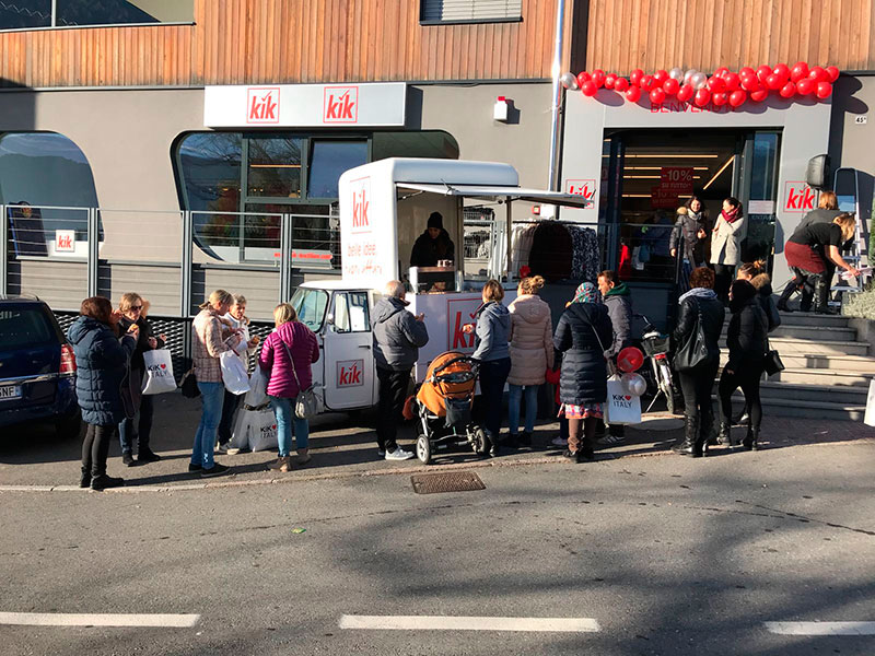 KiK loue un food truck Piaggio pour offrir du café à ses clients dans un centre commercial en Italie