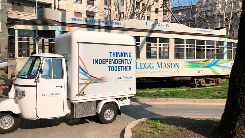 egg Mason loue un camion promotionnel Piaggio pour une tournée promotionnelle dans plusieurs villes italiennes