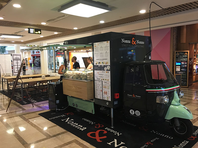 ape tr food truck realizzata per Nonna & Nonno e piazzata in un centro commerciale di Parigi