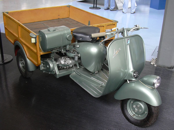 vespacar 1948 primo modello di ape piaggio, uno scooter che traina un carro