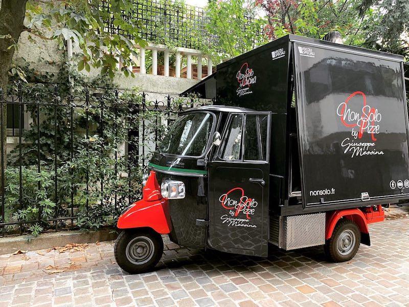 food truck in Paris, die für die werbung und den verkauf von gebackenen pizzas gekauft wurden
