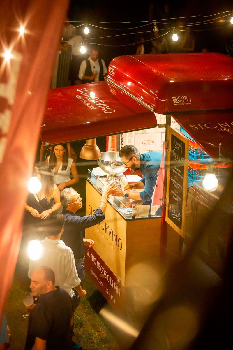 Bar à Vin mobile Signorvino ouvre un food truck piaggio pour promouvoir la marque et vendre des vins