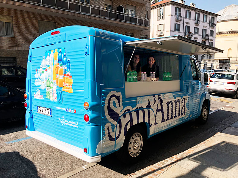 promo truck vintage citroen type h für Acqua Sant'Anna zur Förderung von Veranstaltungen erstellt. Bild des offenen Fahrzeugs mit den Bedienern an Bord