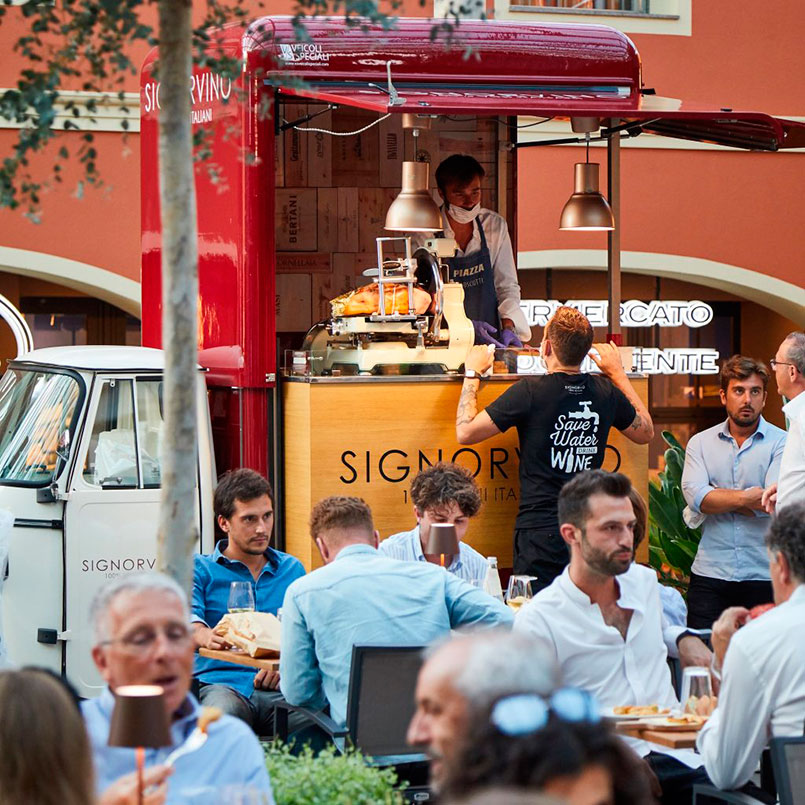 Wine Truck Signorvino magasin de vin itinérant pour la cuisine de rue lors d'événements, vend des vins et des plats gastronomiques