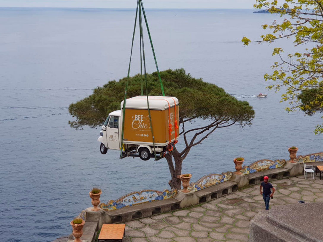 Der Imbisswagen kommt mit dem Hubschrauber im Hotel Le Sireneuse in Positano an