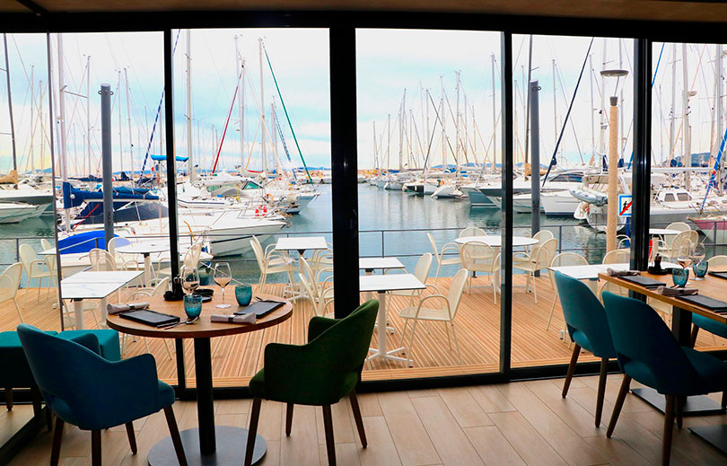Panoramaterrasse mit Blick auf den Hafen von Le Lavandou des Restaurants Arbre au Soleil in Frankreich in der Region Var