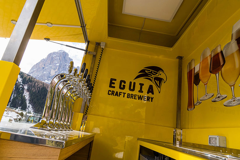 birreria ambulante birrificio eguia foto dello spillatore a 5 vie con le Dolomiti sullo sfondo