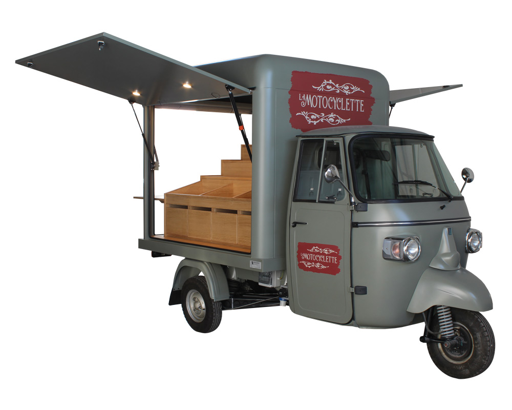 piaggio ape negozio la motocyclette puy du fou allestito per vendere merchandising ai visitatori del parco tematico