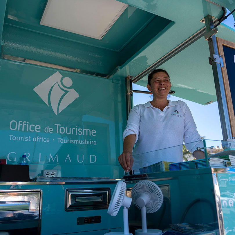 punto informativo mobile per ufficio del turismo francese allestito su Ape Piaggio V-Curve e piazzato all'entrata di Port Grimaud